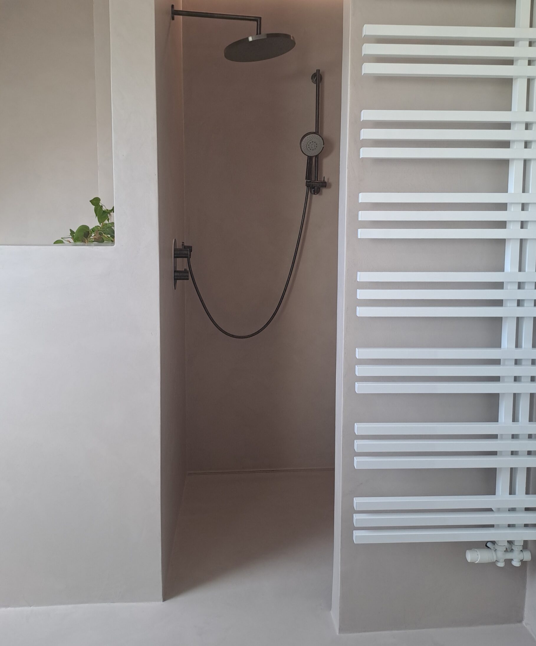 Douche volledig afgewerkt met naadloos VERBAU-betonstuc, 100% waterproof en stijlvol.